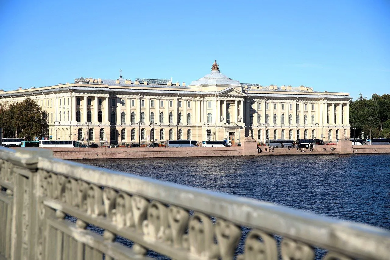 Сфинксы Аменхотепа, грифоны, Петербург