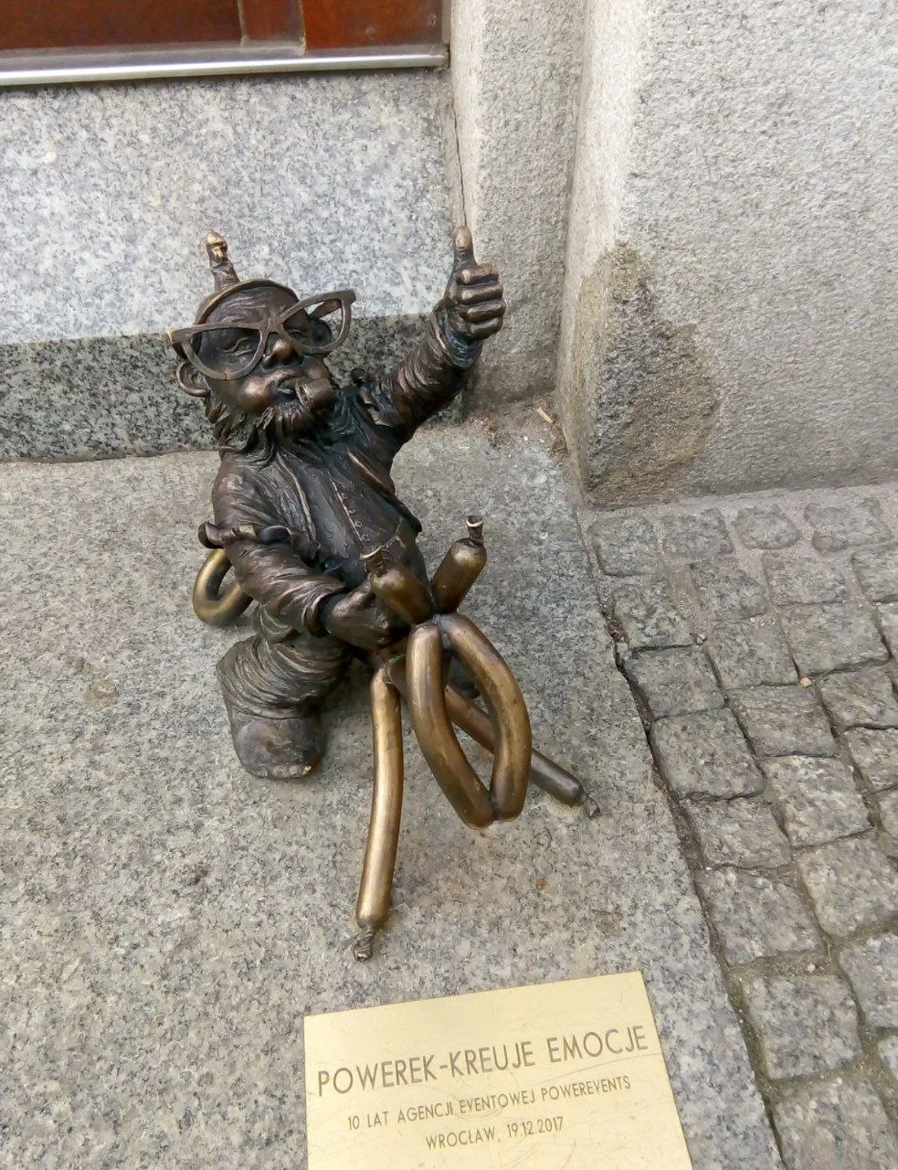 Гном с фонарём на мосту