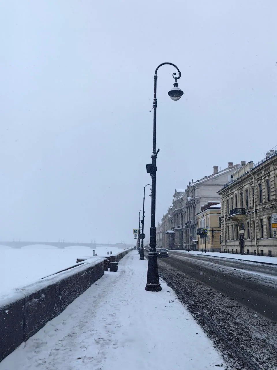 Утренняя метель на заснеженной улице Петербурга