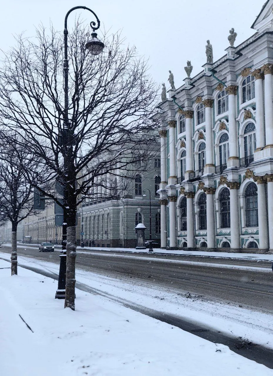 Безлюдная набережная в февральском Петербурге