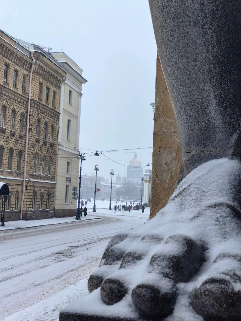 Арка в снегу, старый Петербург