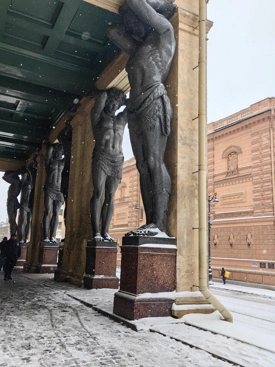 Мост через замерзший канал