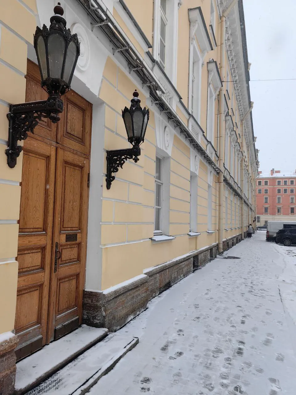 Сугробы на улице старого Петербурга