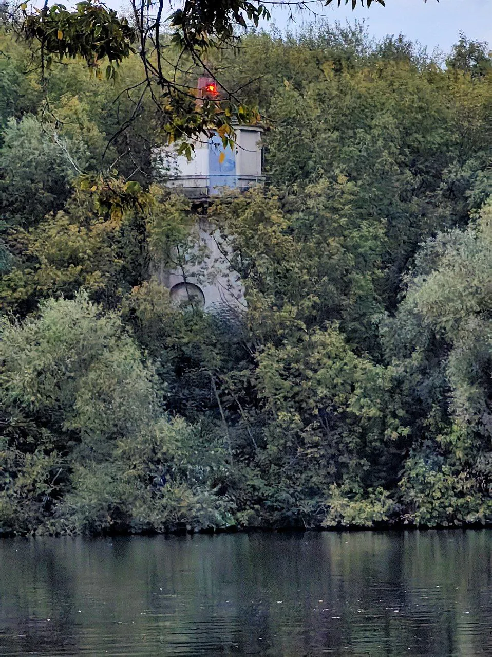 Маяк Перервинского гидроузла в сумерках фото 1