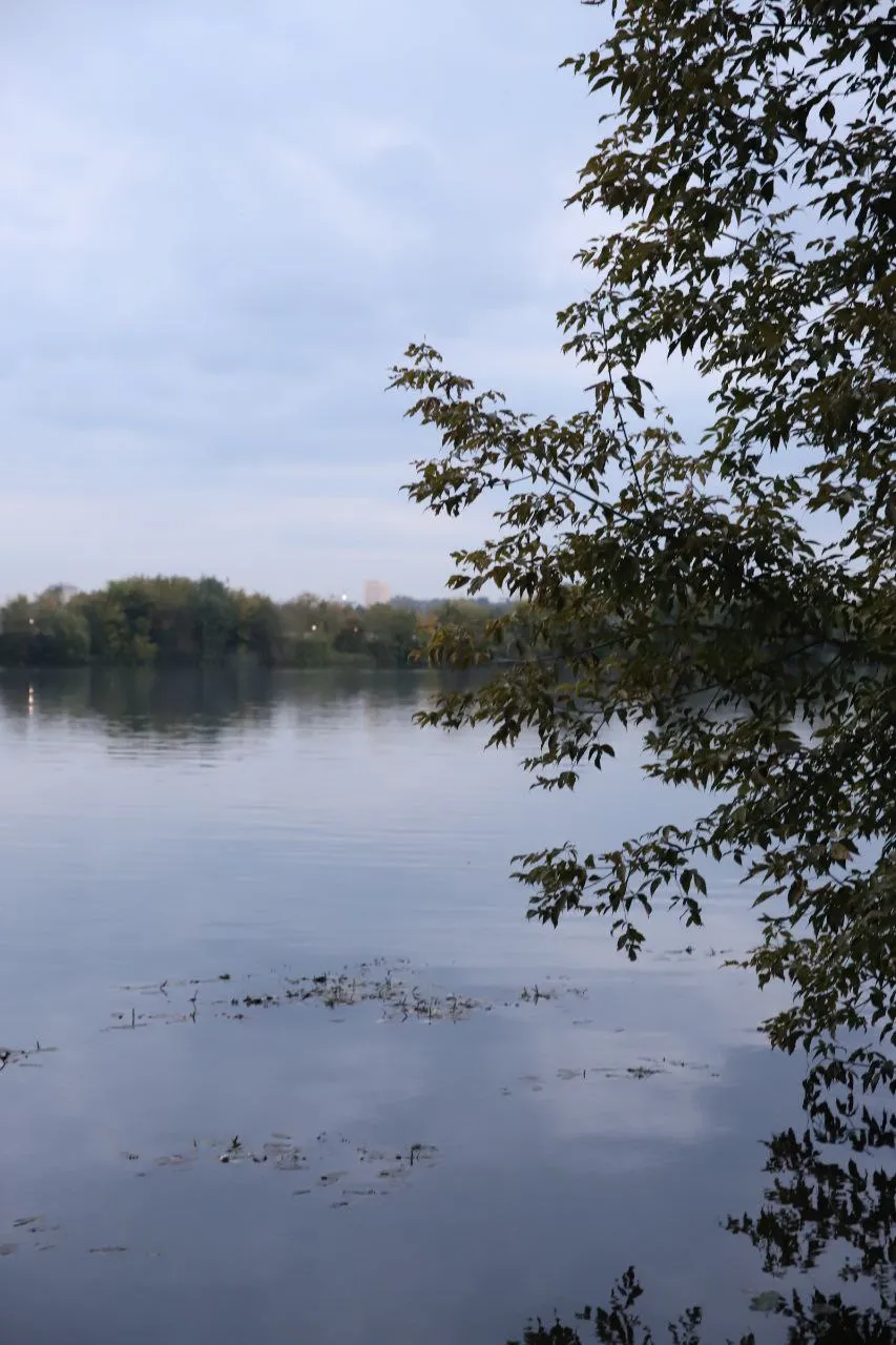 Маяк Перервинского гидроузла в сумерках фото 3