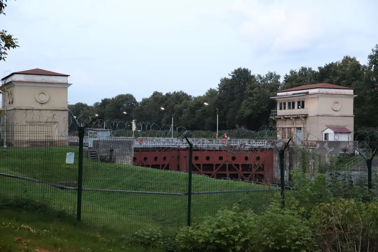 Маяк Перервинского гидроузла в сумерках фото 4